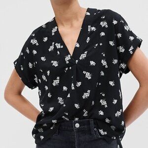 GAP V-Neck Top in Black Floral, Short Sleeves with Cuffed Sleeve, Large